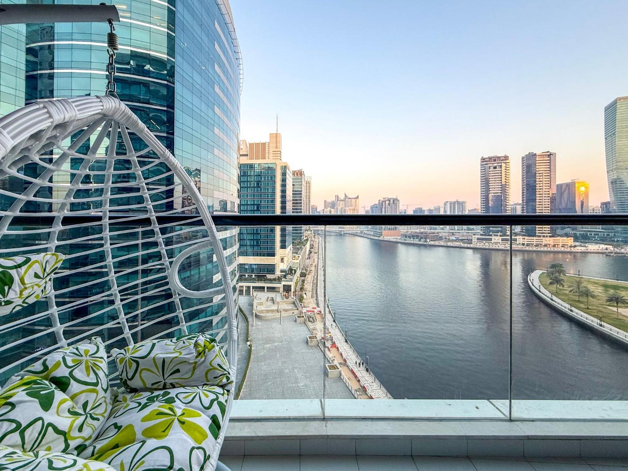 Bay's Edge, Luxury Canal View 2br In Business Bay Apartment Dubai