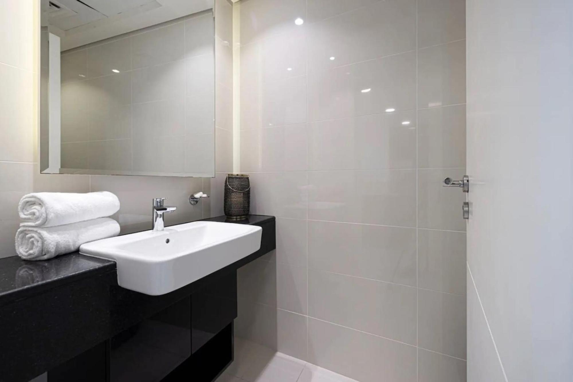 Bay's Edge, Luxury Canal View 2br In Business Bay Apartment Dubai